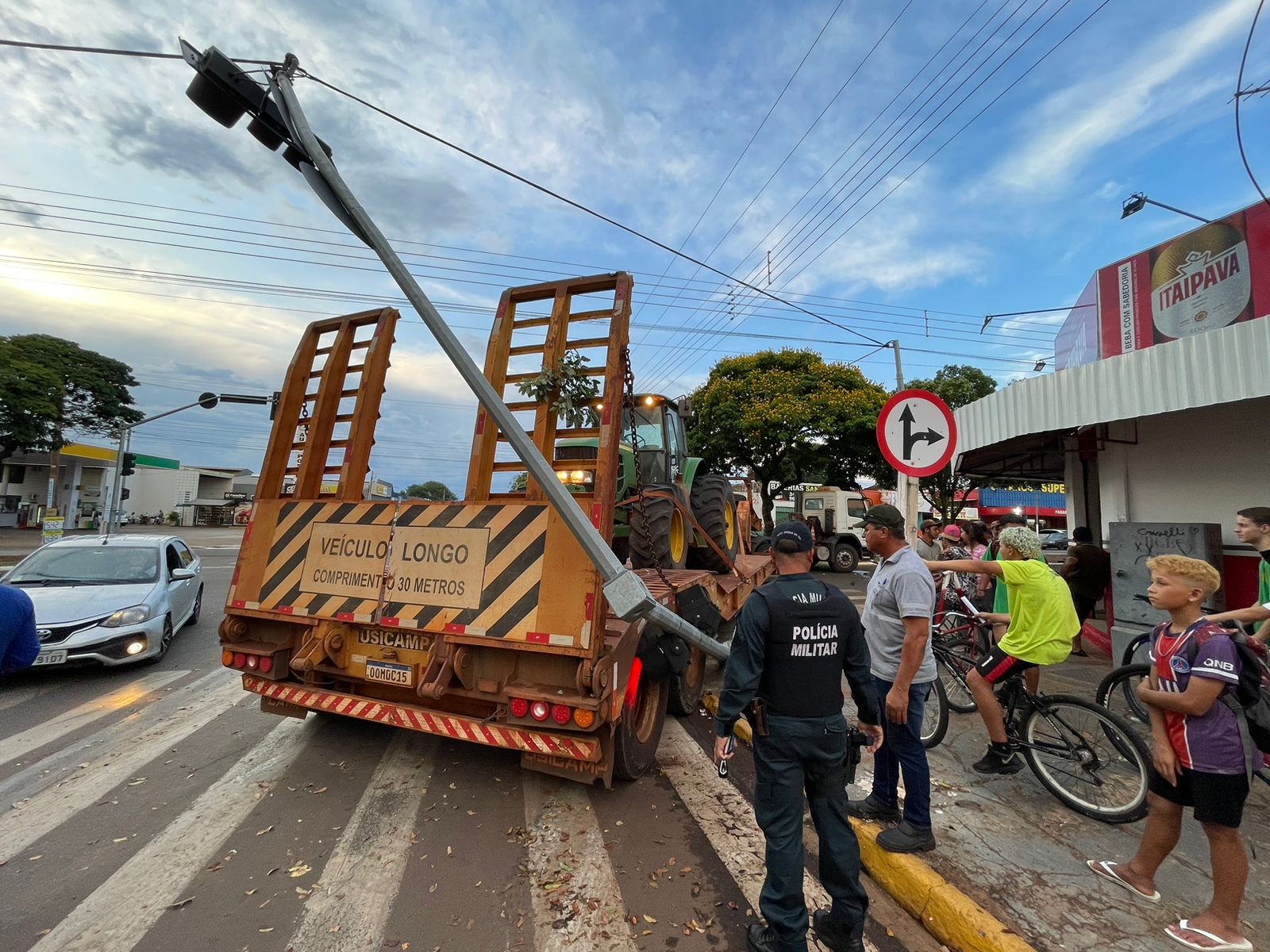 Trânsito ficou interditado na pista da Moura Andrade - Foto: Jornal da Nova